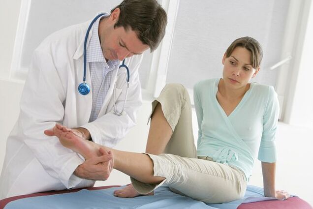 Dacă suspectați o ciupercă a unghiilor de la picioare, ar trebui să fiți examinat de un medic. 