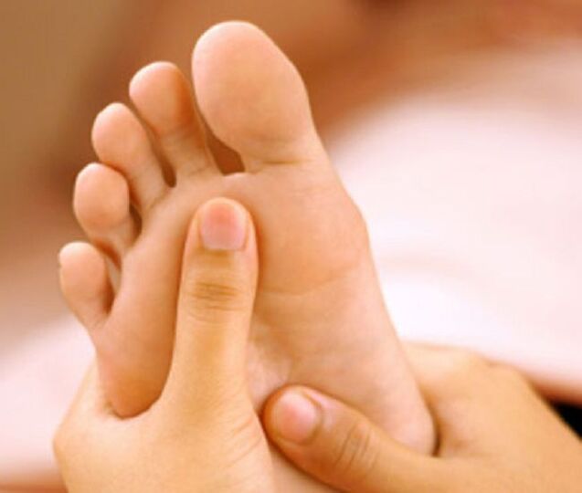O infecție fungică se manifestă în primul rând prin exfolierea pielii de pe picioare și mâncărime. 